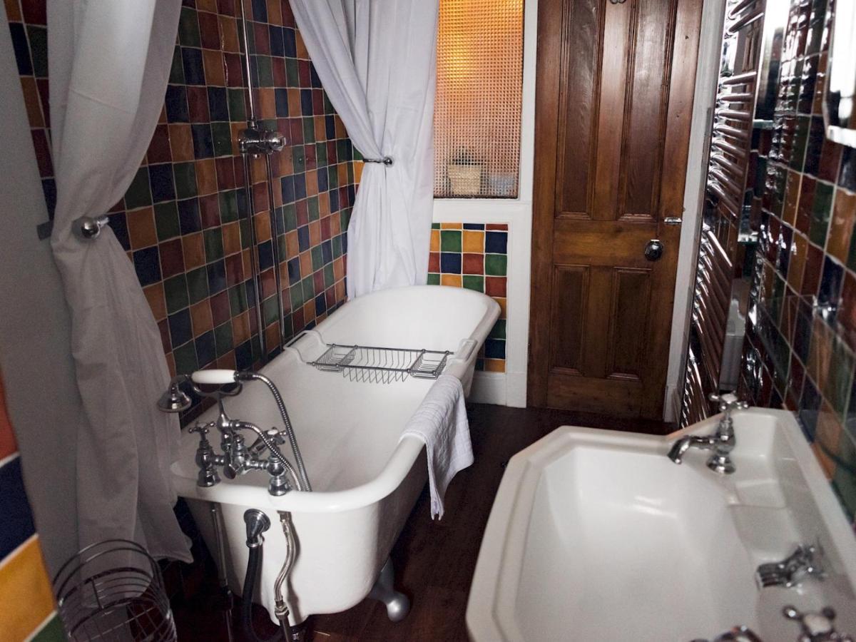 Pass The Keys Beautiful, Traditional 2 Bed Flat W Free Parking グラスゴー エクステリア 写真