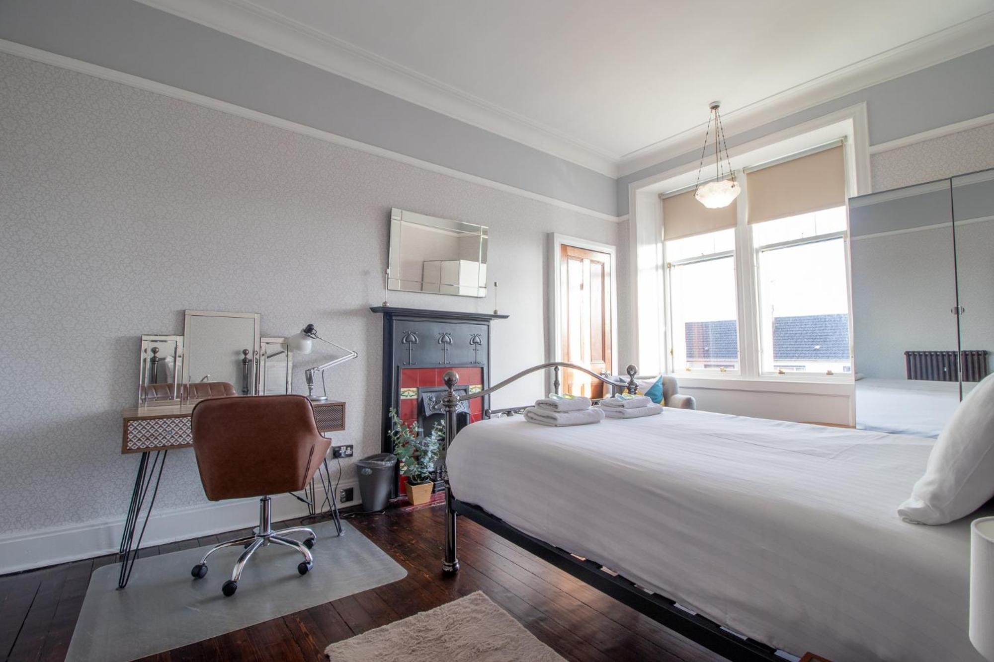 Pass The Keys Beautiful, Traditional 2 Bed Flat W Free Parking グラスゴー エクステリア 写真