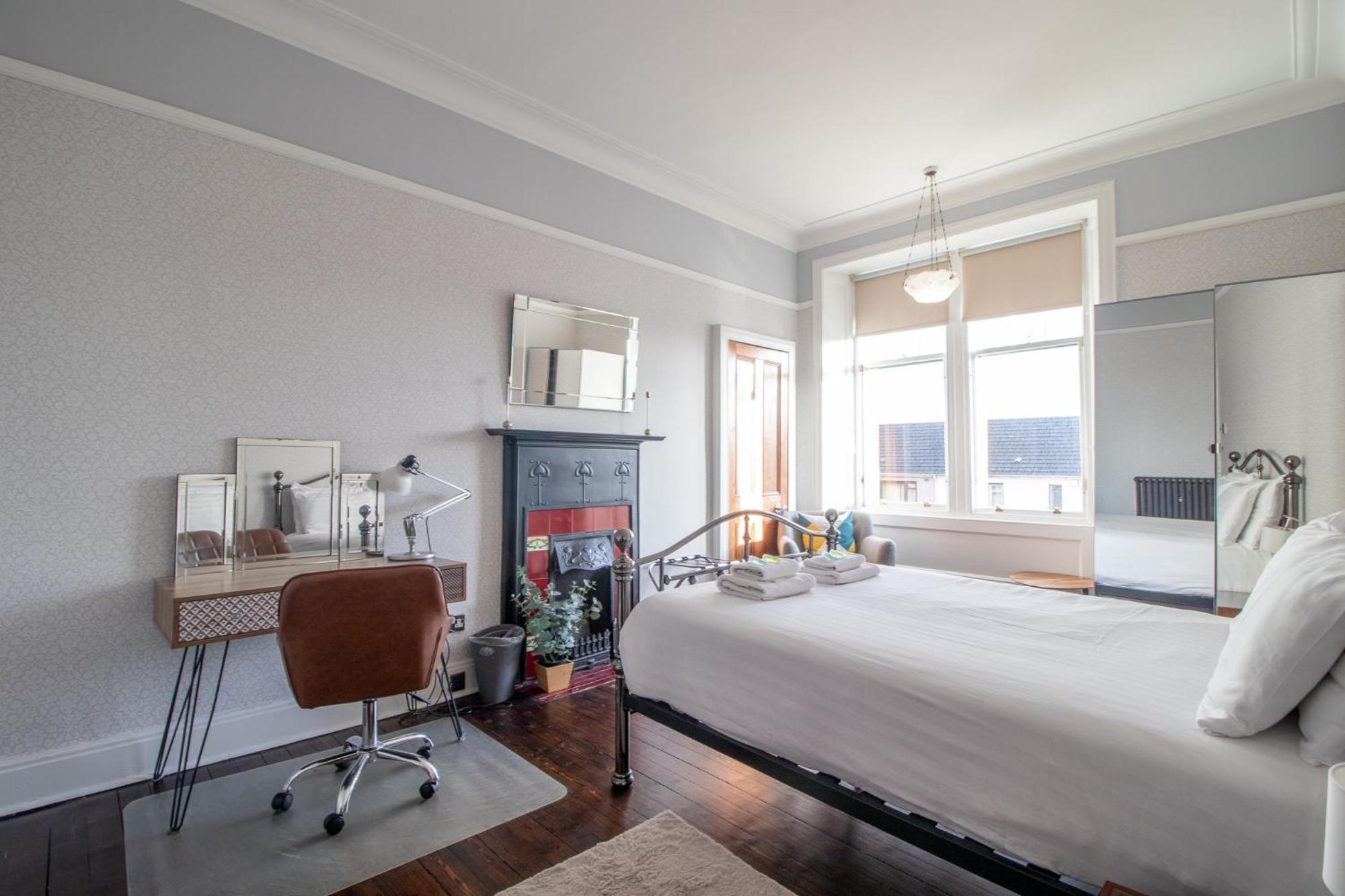 Pass The Keys Beautiful, Traditional 2 Bed Flat W Free Parking グラスゴー エクステリア 写真